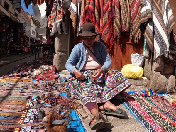 Où découvrir les traditions textiles des peuples Quechua au Pérou : ateliers et marchés recommandés ?