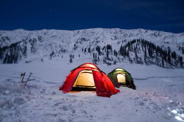 Quels sont les équipements indispensables pour un camping en région de haute montagne hivernale?
