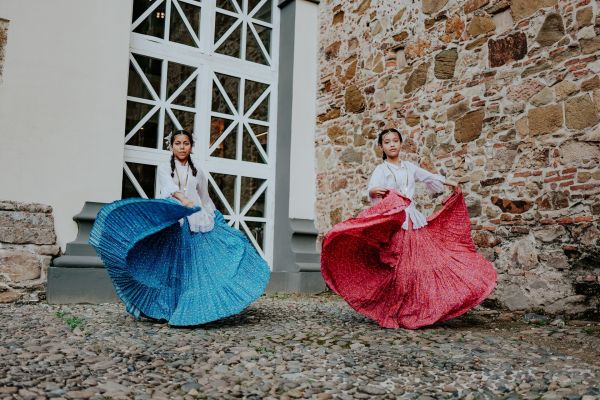 Quels sont les hébergements en Andalousie avec des cours de danse flamenco et des visites de bodegas?